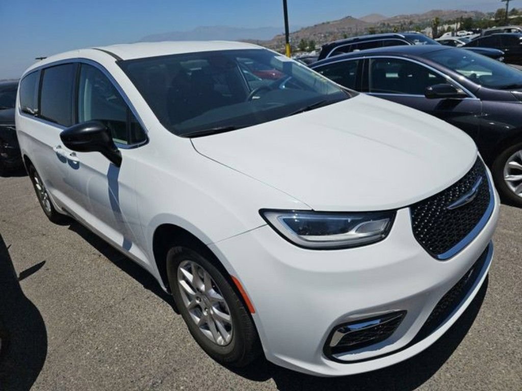 Used 2024 Chrysler Pacifica Touring-L FWD image 2