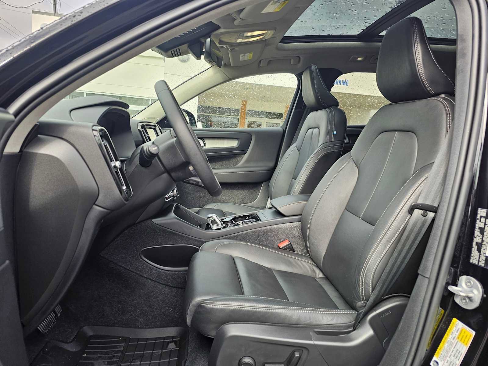 Certified 2024 Volvo XC40 B5 Plus w/ Climate Package image 21