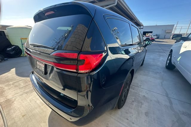 Used 2023 Chrysler Pacifica Touring-L w/ S Appearance Package FWD image 4