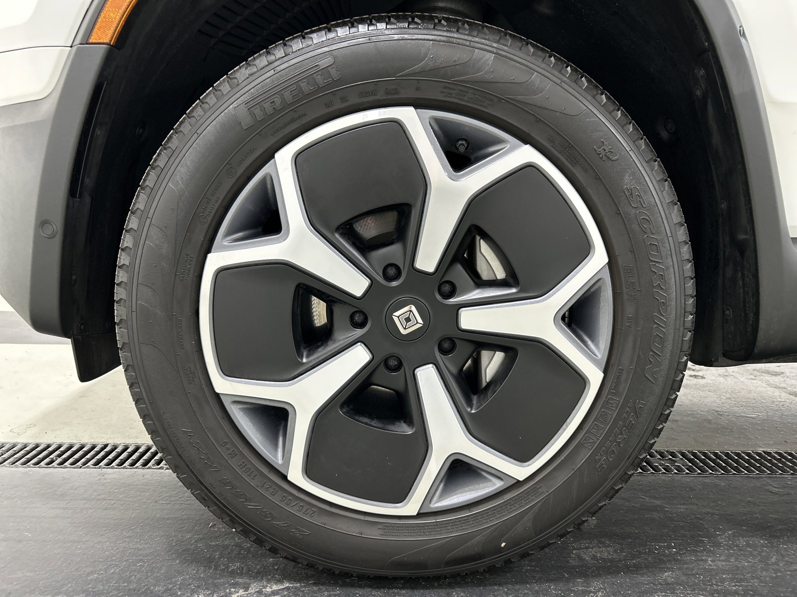 Used 2024 Rivian R1S Adventure image 9