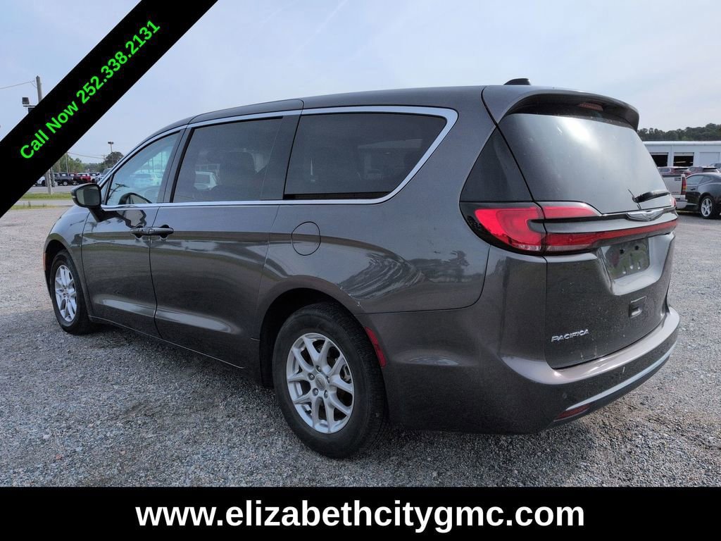 Used 2023 Chrysler Pacifica Touring-L FWD image 6