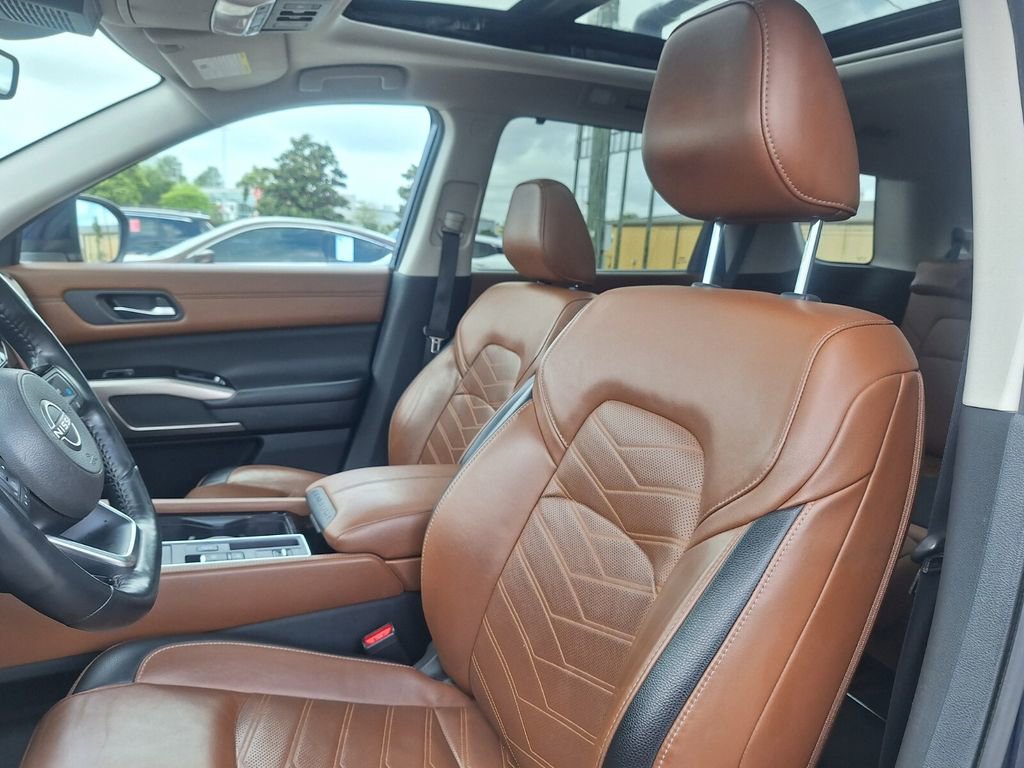 Used 2024 Nissan Pathfinder Platinum FWD image 11