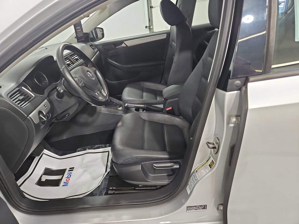Used 2012 Volkswagen Jetta TDI FWD image 9