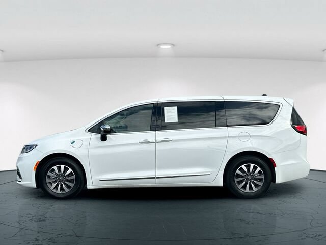 Used 2023 Chrysler Pacifica Limited FWD image 3