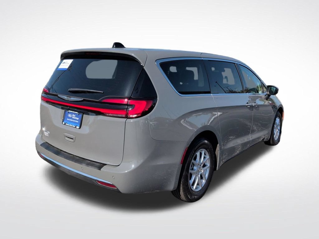 Used 2023 Chrysler Pacifica Touring-L FWD image 7