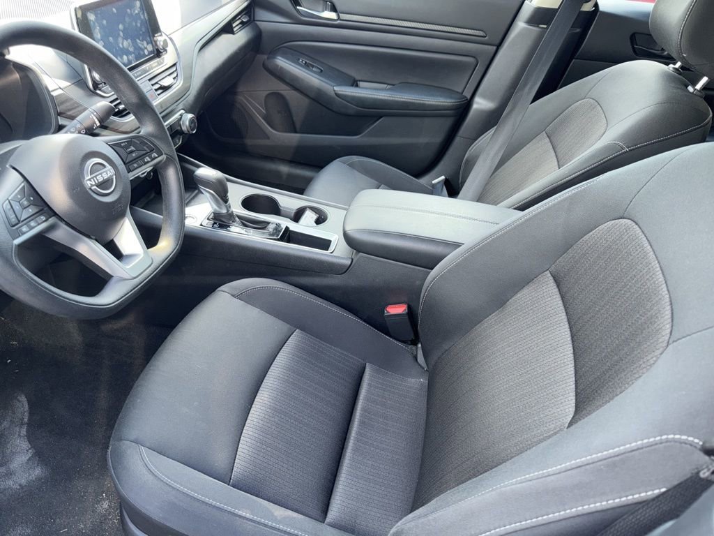 Used 2025 Nissan Altima 2.5 SV FWD image 3