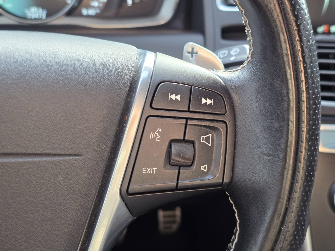 Used 2016 Volvo XC60 T6 R-Design image 19