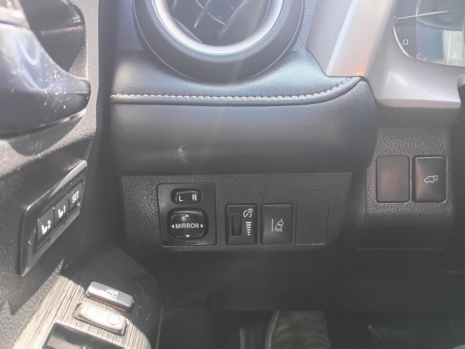 Used 2016 Toyota RAV4 Limited w/ Advanced Technology Package FWD image 15