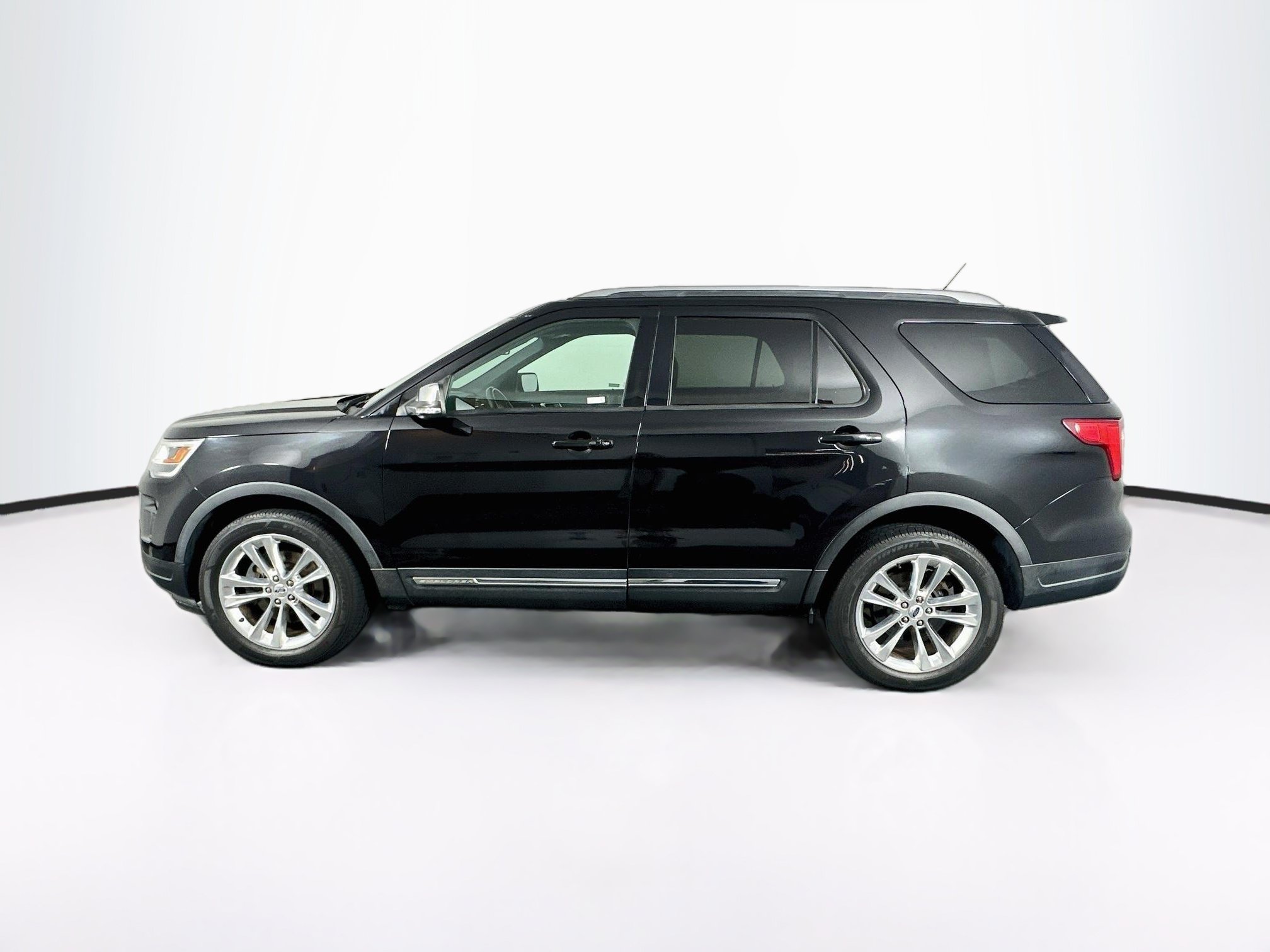 Used 2019 Ford Explorer XLT w/ Equipment Group 202A AWD/4WD image 4