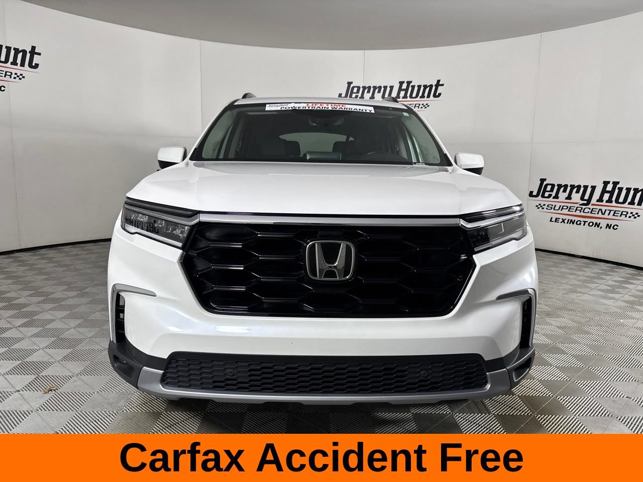 Used 2025 Honda Pilot Touring image 3
