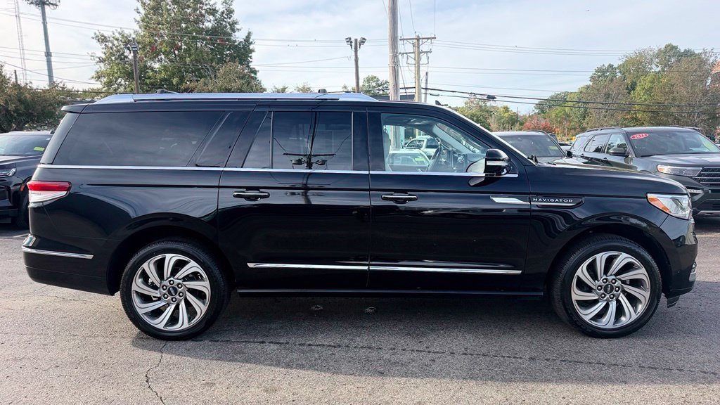 Used 2023 Lincoln Navigator L Reserve AWD/4WD image 9