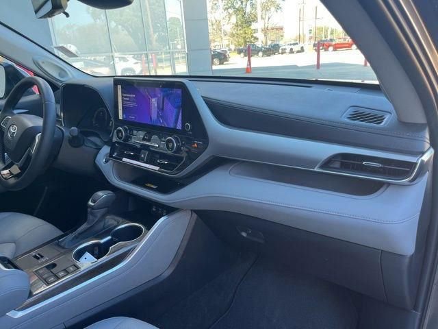 Used 2025 Toyota Highlander Platinum image 12