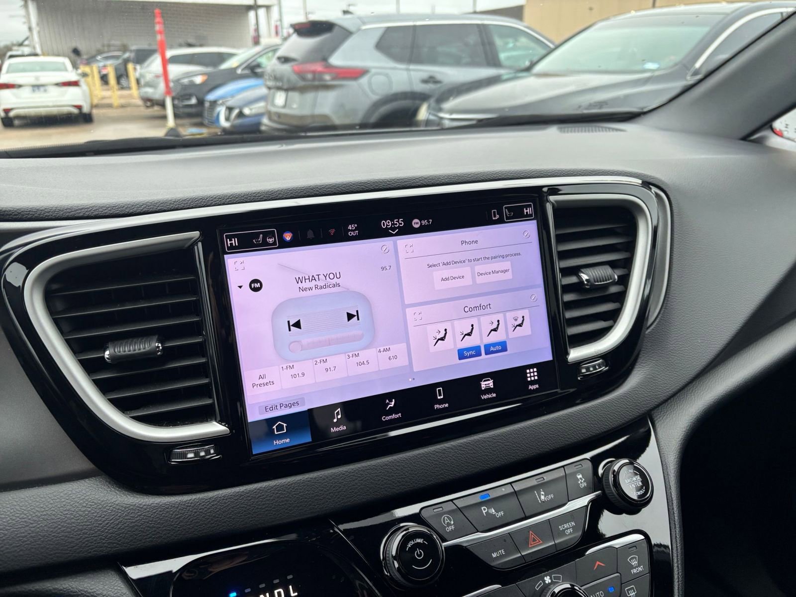 Used 2025 Chrysler Pacifica Select image 20