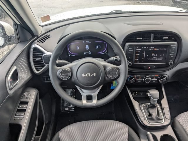 Certified 2025 Kia Soul LX w/ LX Technology Package FWD image 17