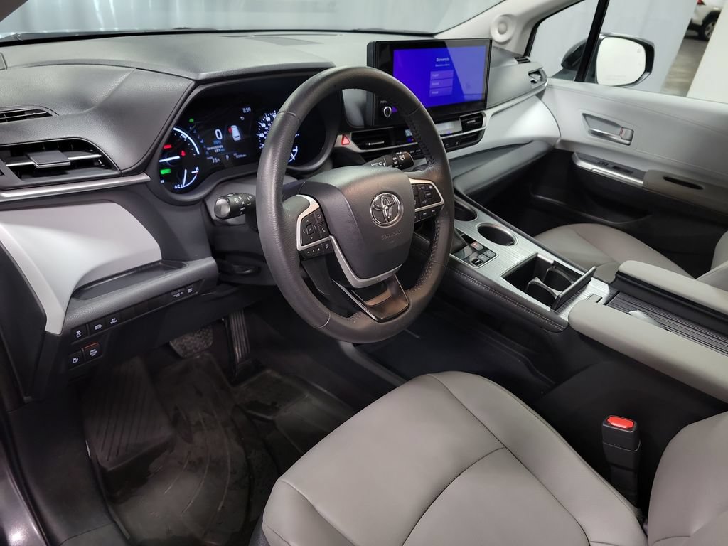 Used 2025 Toyota Sienna XLE w/ XLE Plus Package FWD image 13