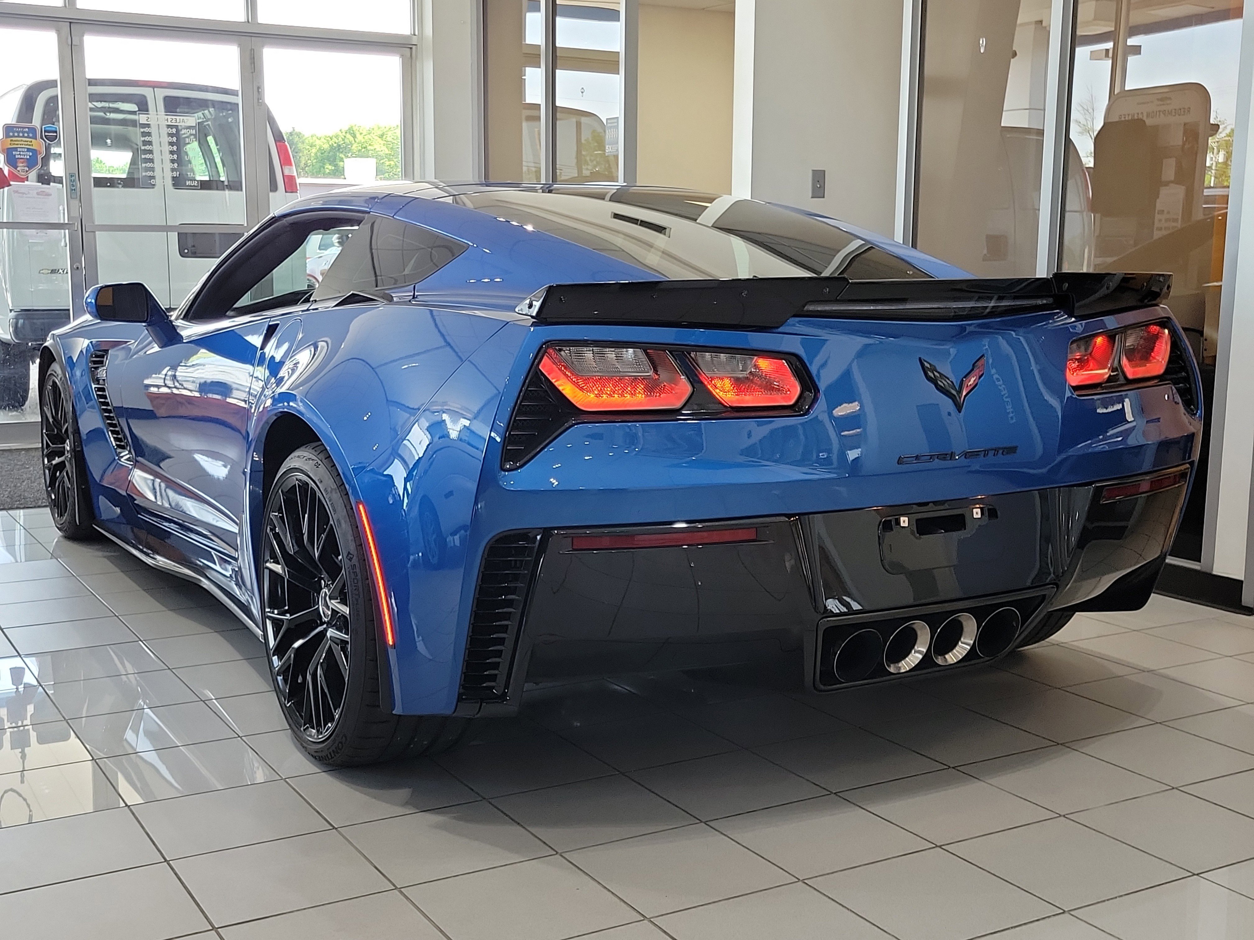 Used 2015 Chevrolet Corvette Z06 w/ 3LZ Preferred Equipment Group RWD image 2