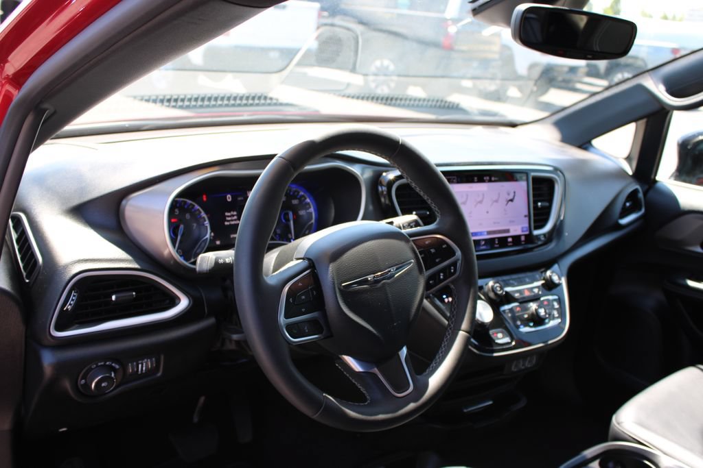Used 2025 Chrysler Pacifica Select FWD image 21