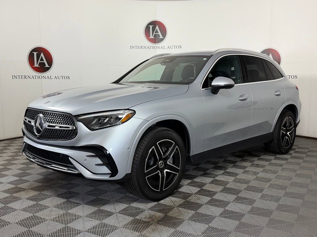 Used 2025 Mercedes-Benz GLC 300 4MATIC image 3