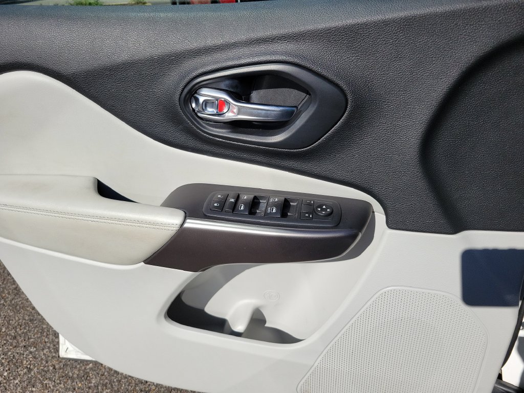 Used 2020 Jeep Cherokee Latitude Plus FWD image 30
