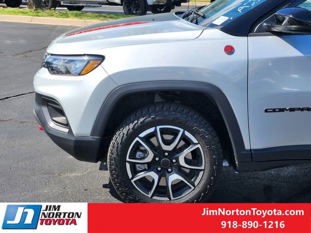 Used 2025 Jeep Compass Trailhawk image 8