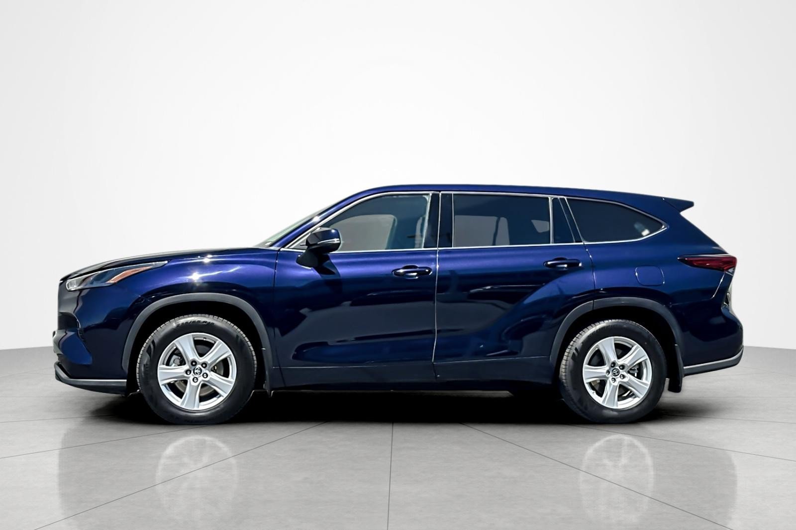 Used 2022 Toyota Highlander LE FWD image 2