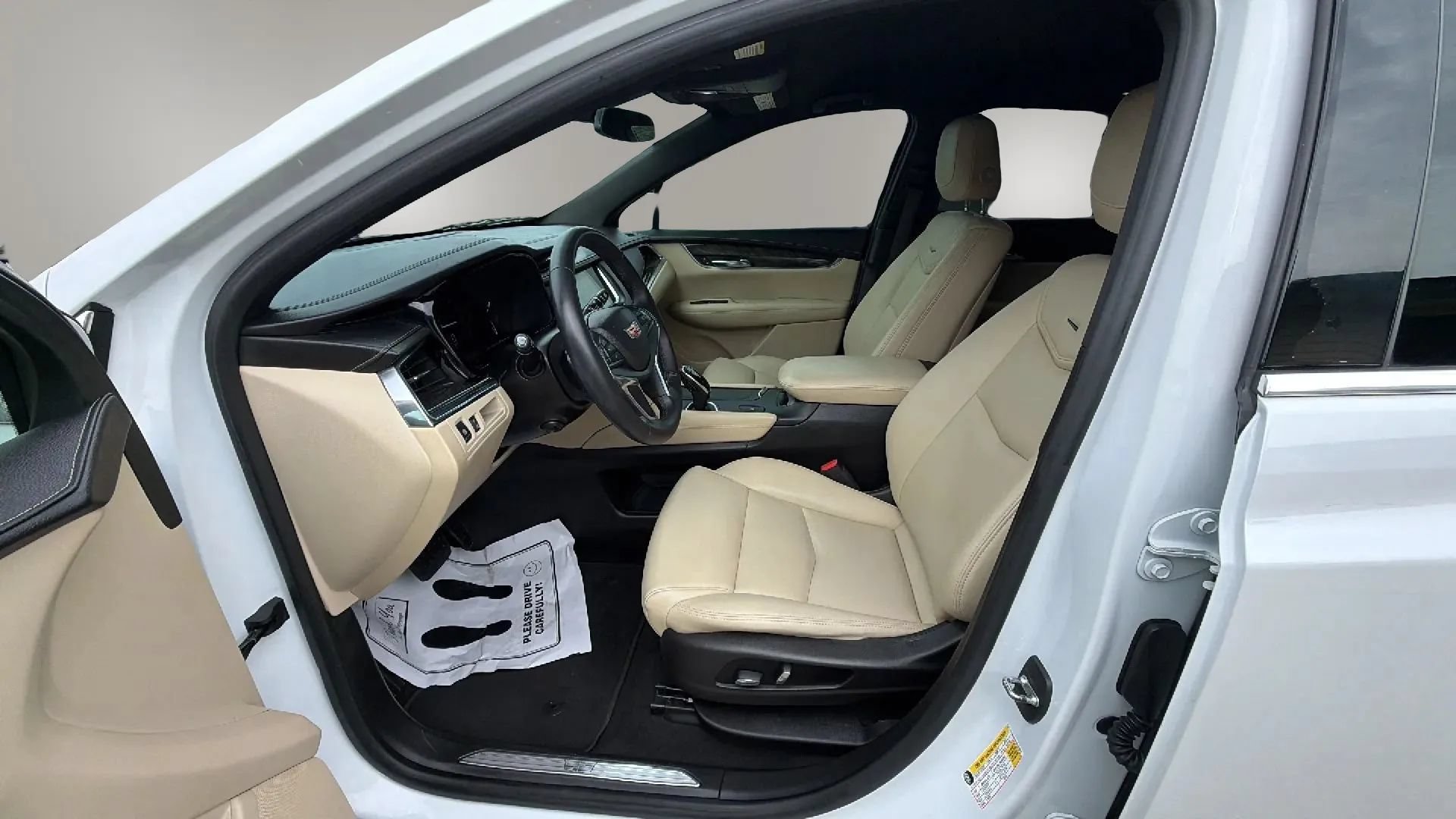 Used 2017 Cadillac XT5 FWD w/ LPO, Wheel Lock Package image 12