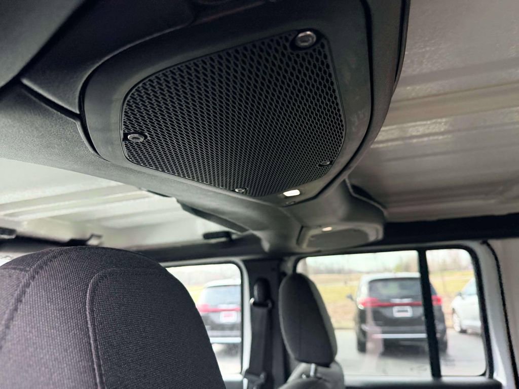 Used 2025 Jeep Wrangler Willys AWD/4WD image 11