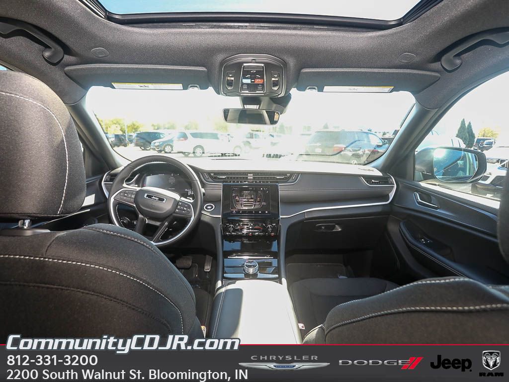 New 2025 Jeep Grand Cherokee Laredo X w/ Luxury Tech Group I AWD/4WD image 22