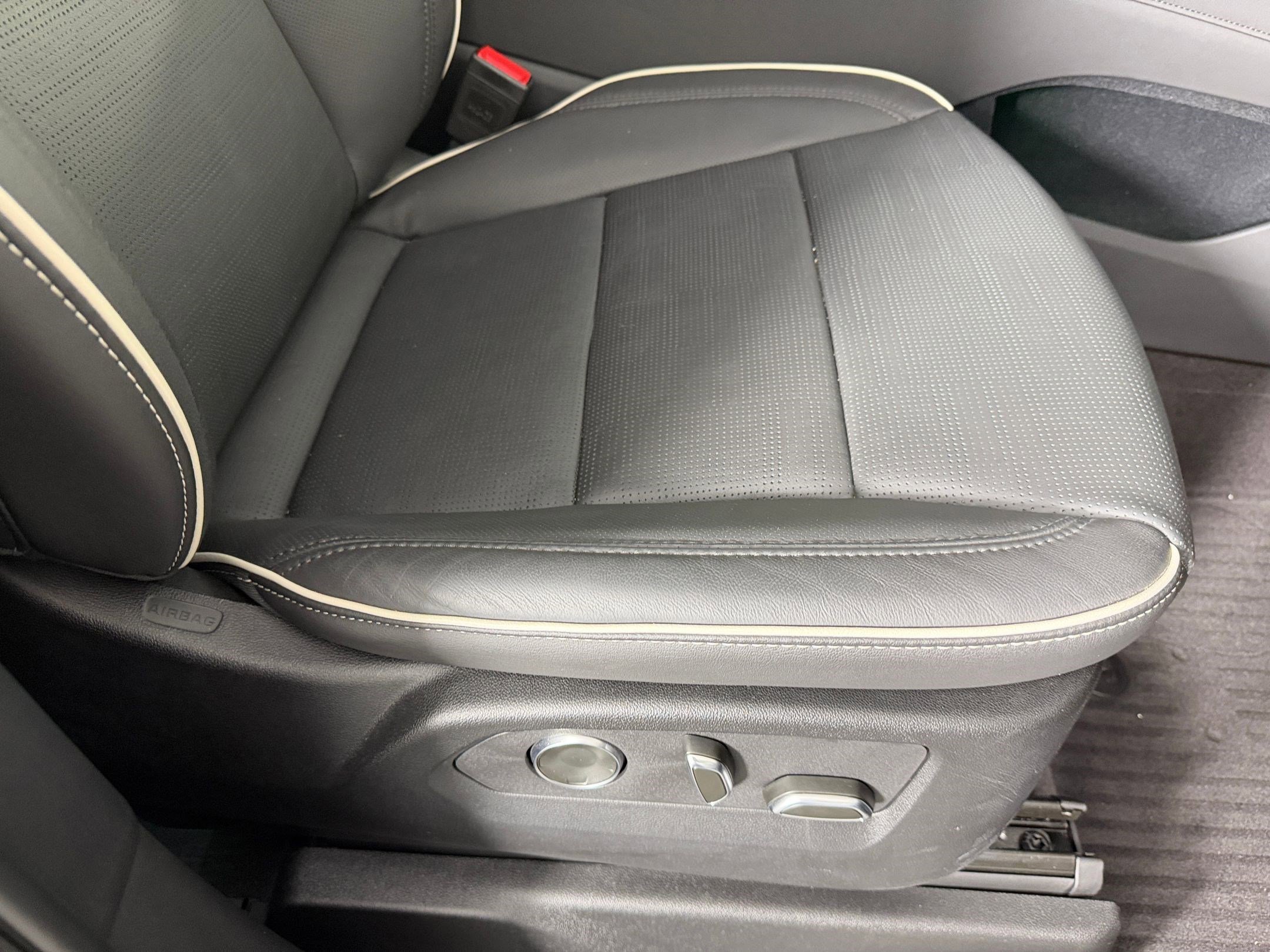 Used 2024 Cadillac Escalade Premium Luxury w/ Performance Package image 32