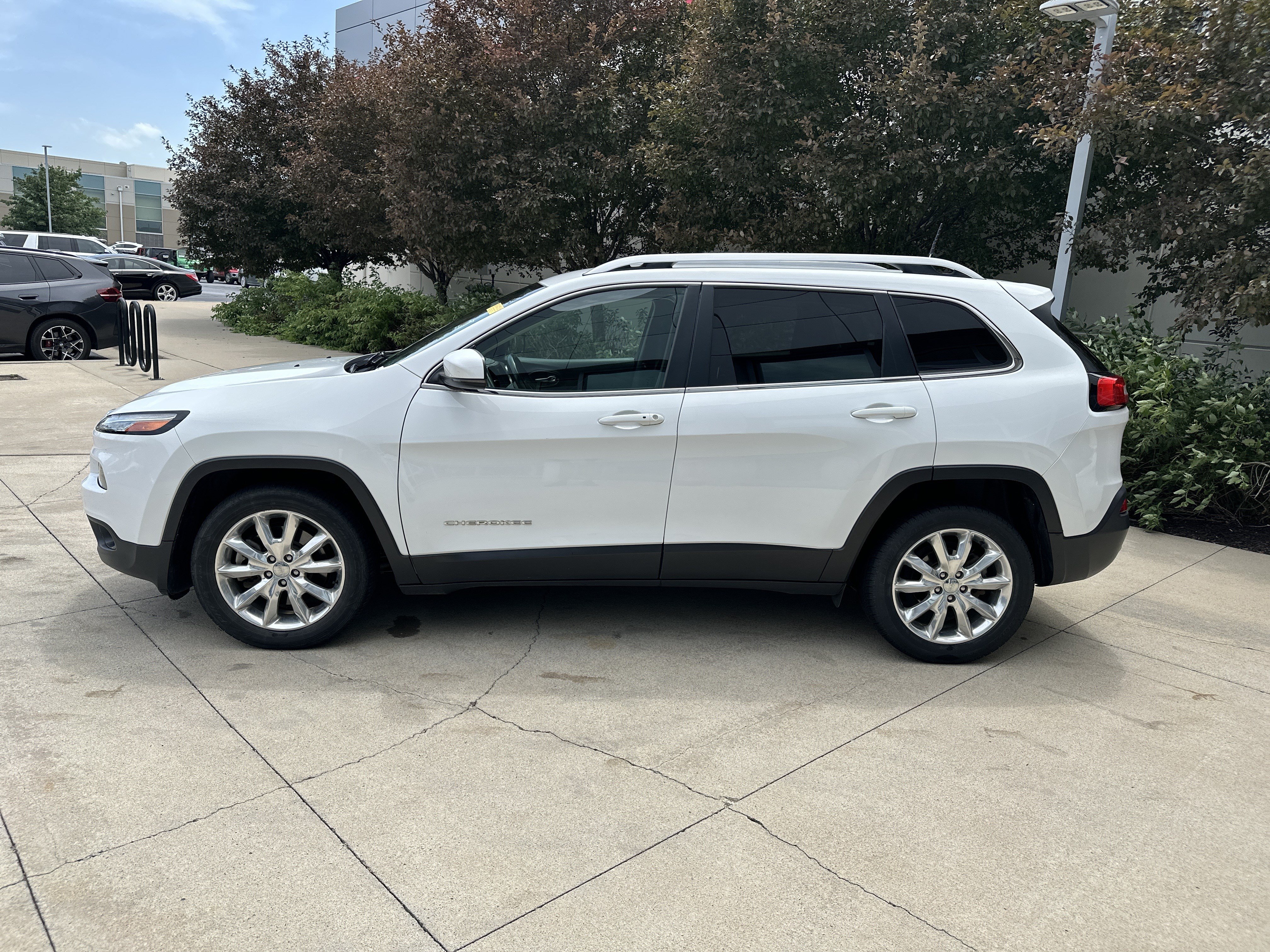 Used 2017 Jeep Cherokee Limited w/ Luxury Group FWD image 8