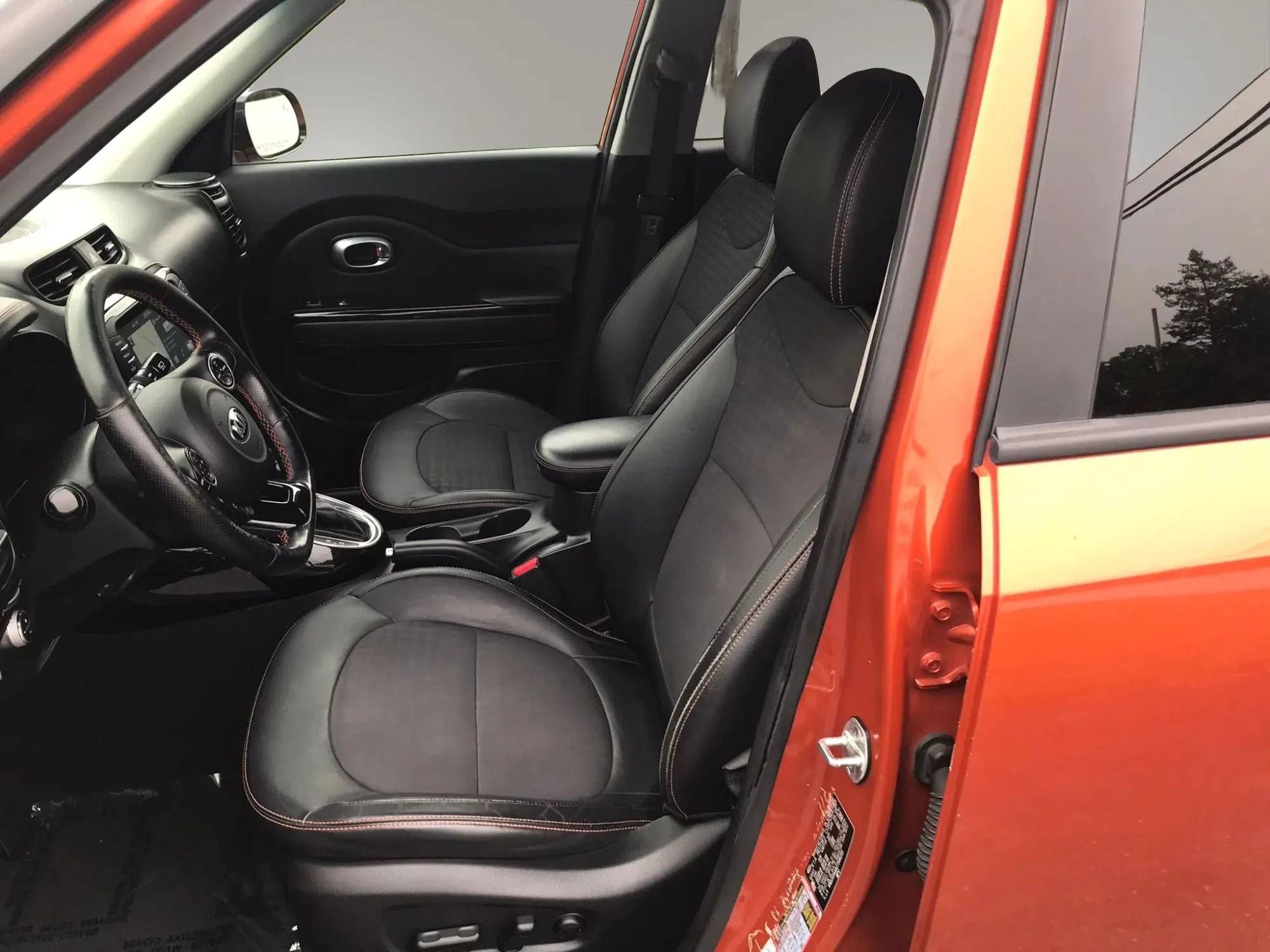 Used 2018 Kia Soul ! w/ Tech Package FWD image 2