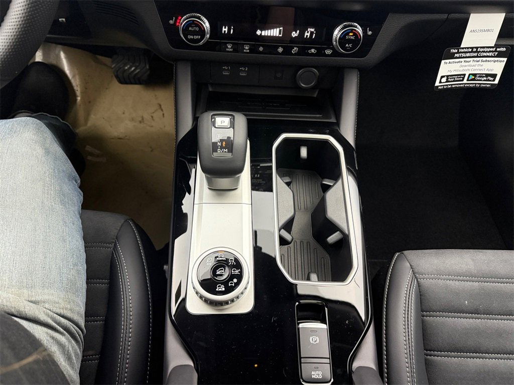 New 2025 Mitsubishi Outlander SE image 21