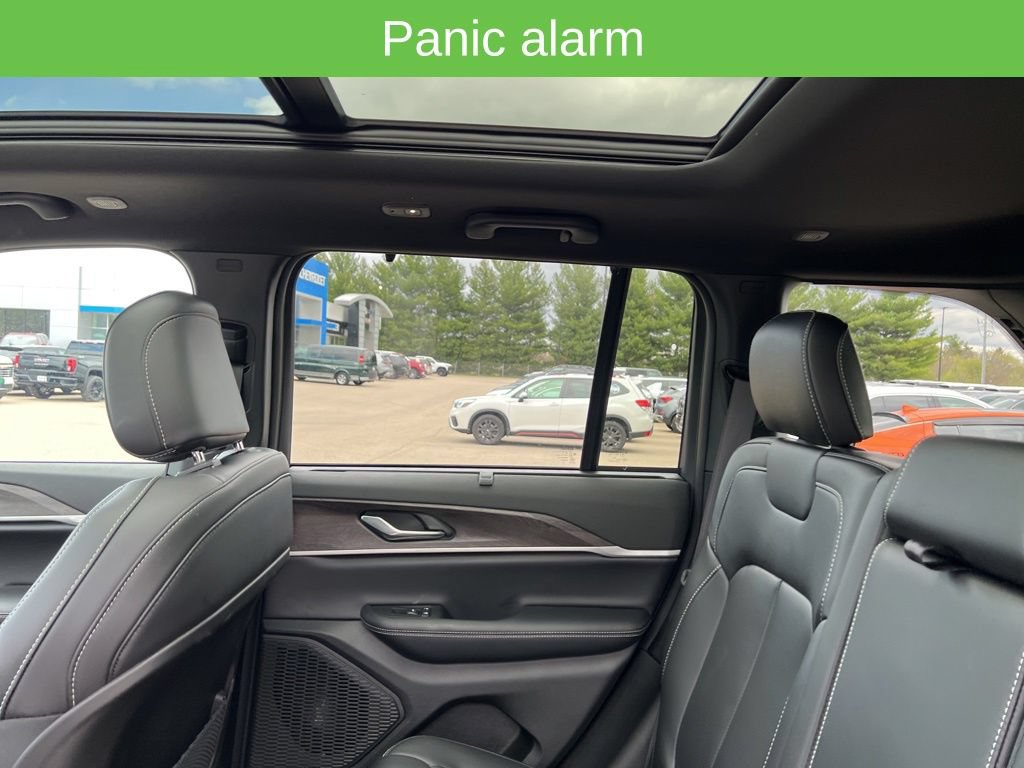Used 2025 Jeep Grand Cherokee Limited w/ Luxury Tech Group II AWD/4WD image 29