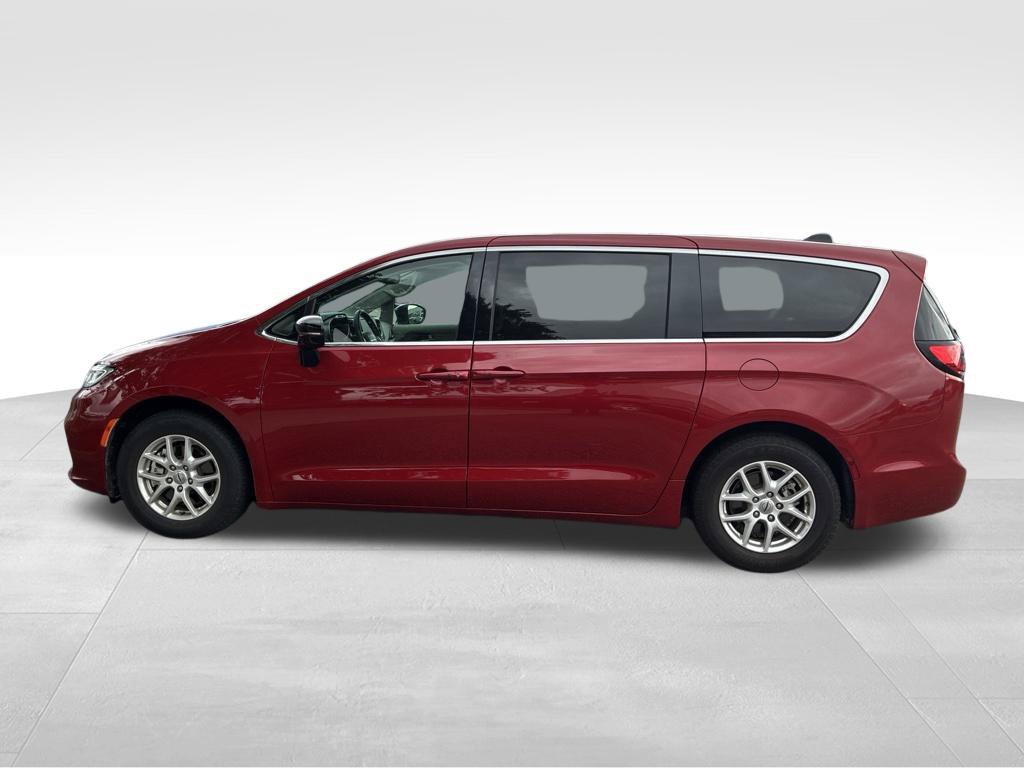 Used 2024 Chrysler Pacifica Touring-L FWD image 2