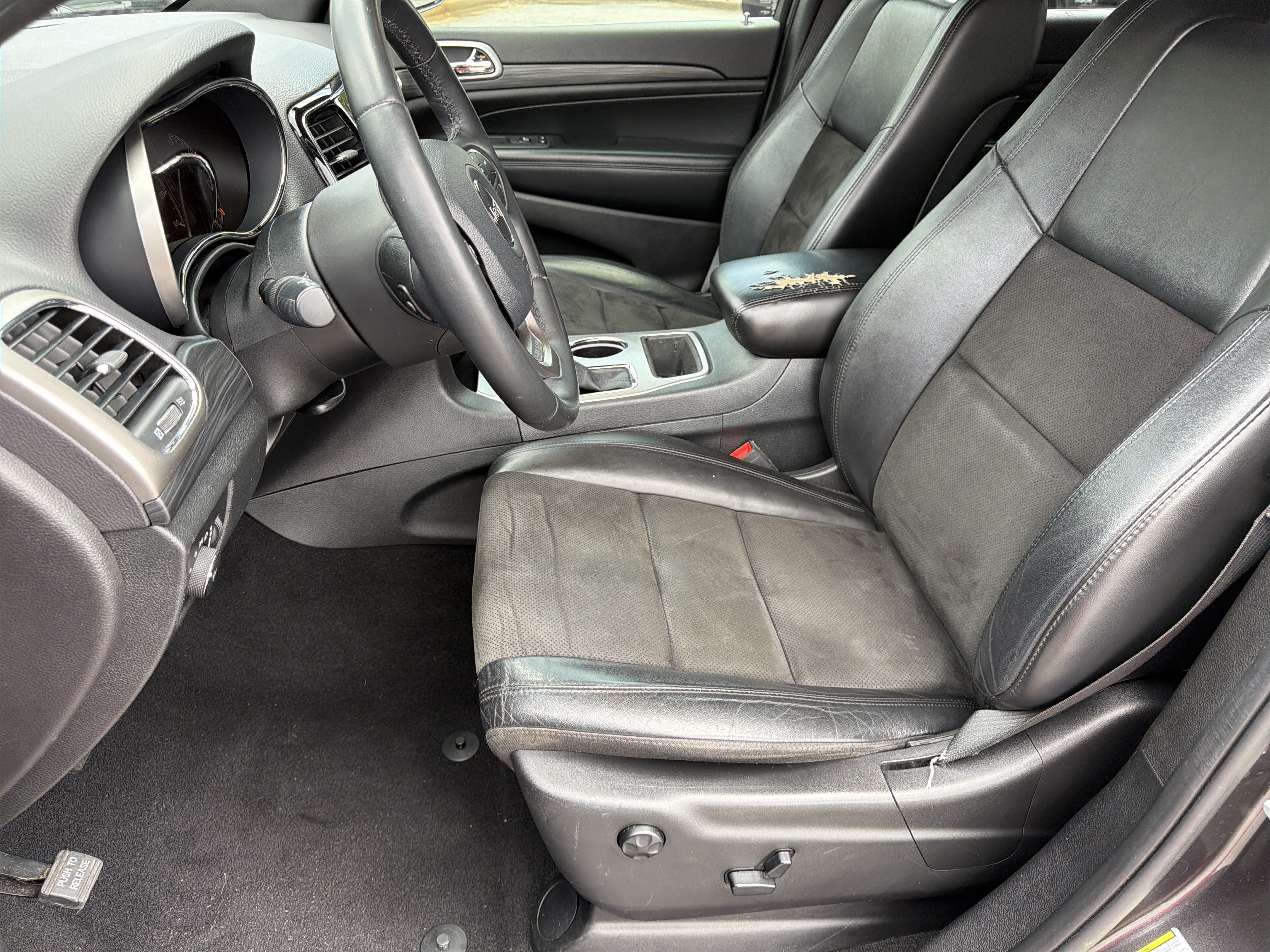 Used 2019 Jeep Grand Cherokee Laredo w/ Laredo X Package RWD image 11