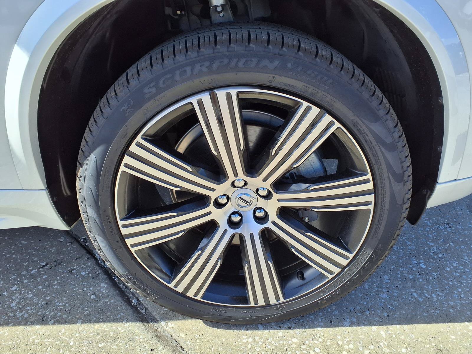 Certified 2025 Volvo XC90 B6 Ultra w/ Protection Package AWD/4WD image 9