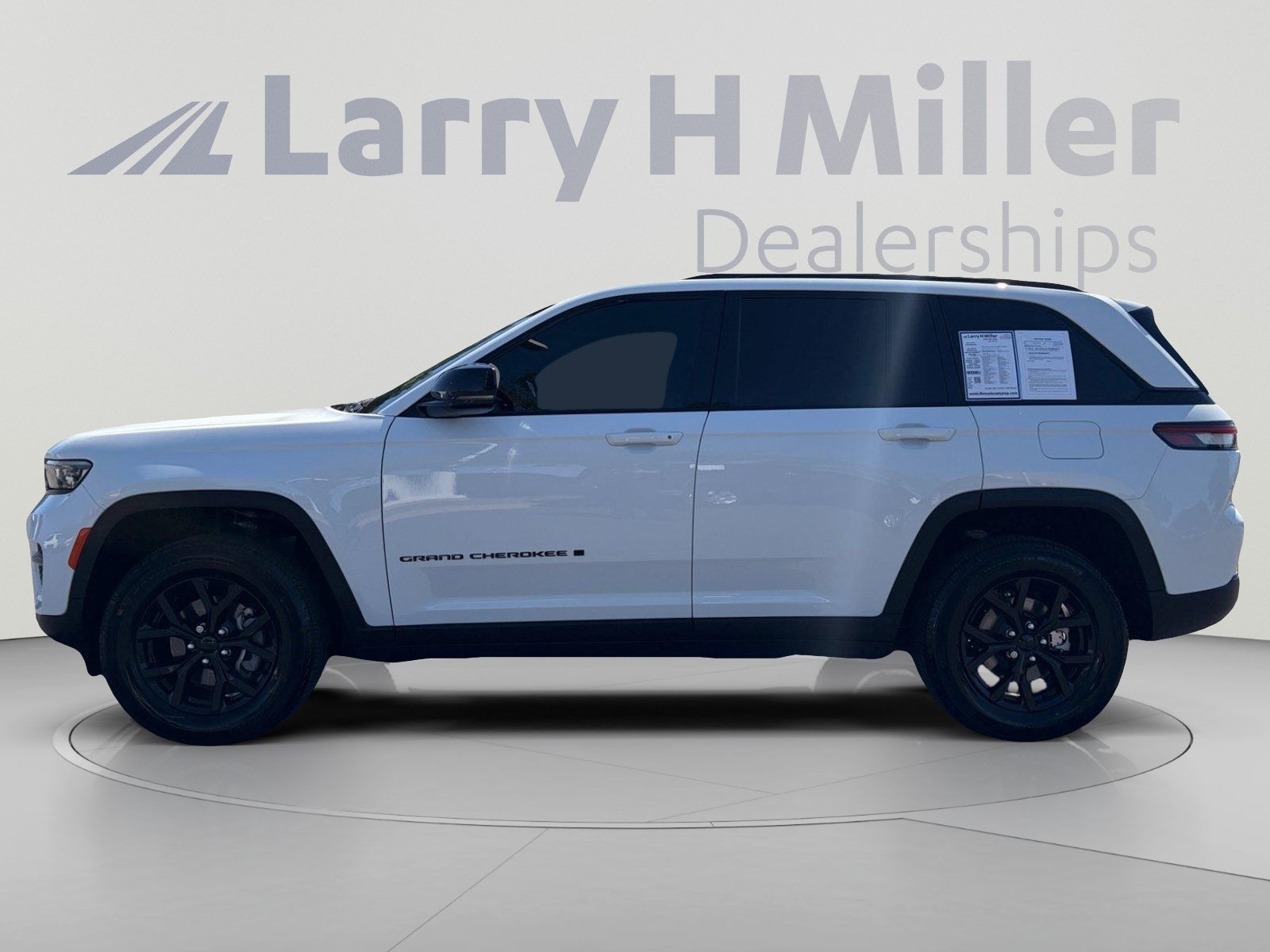 Used 2025 Jeep Grand Cherokee Altitude AWD/4WD image 2