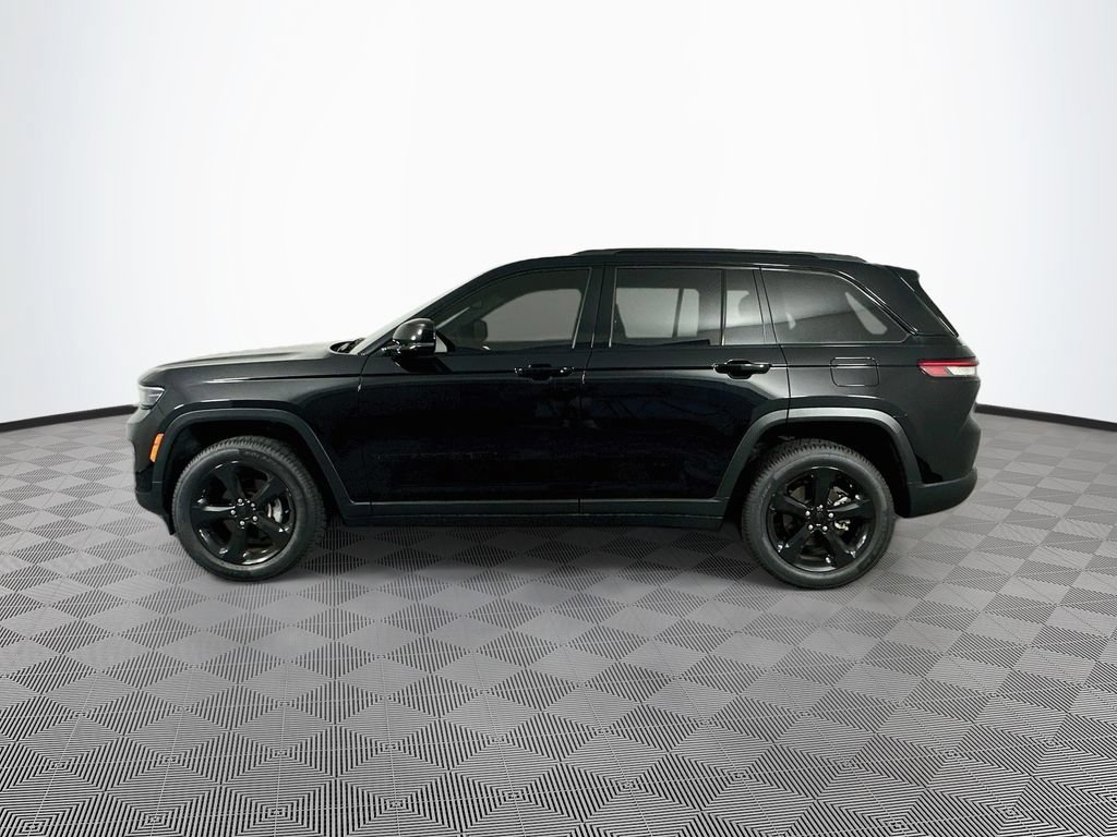 Used 2023 Jeep Grand Cherokee Altitude AWD/4WD image 5