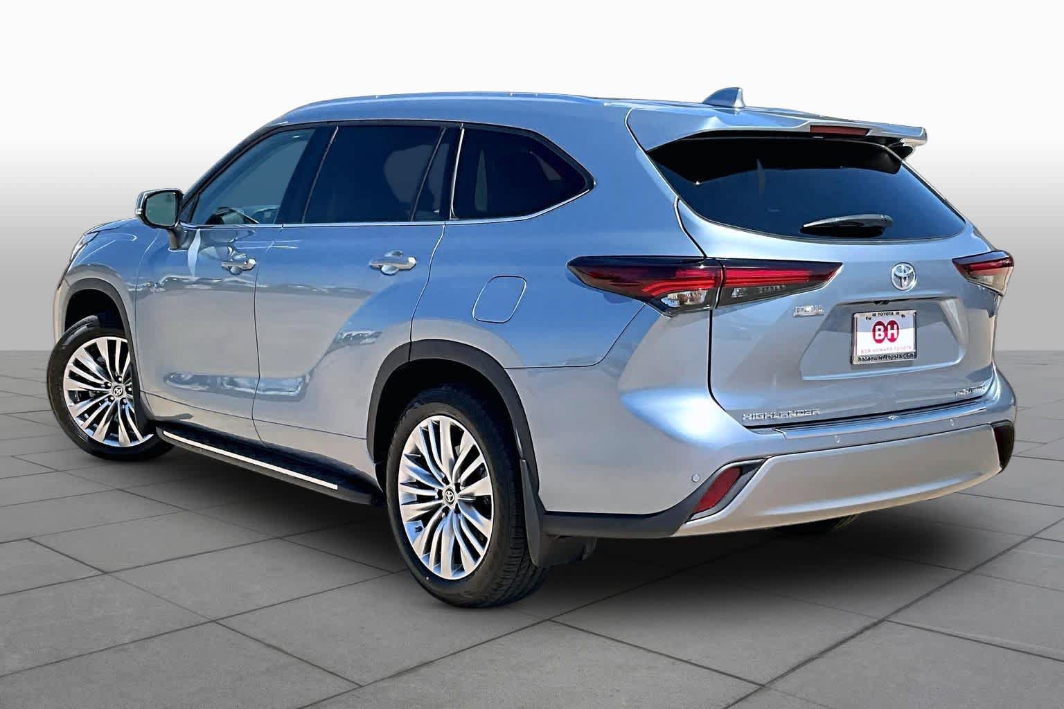Used 2024 Toyota Highlander Platinum FWD image 12