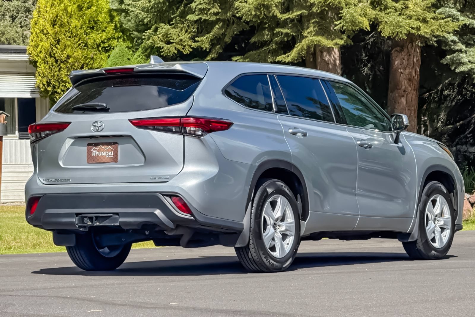 Used 2021 Toyota Highlander LE AWD/4WD image 4