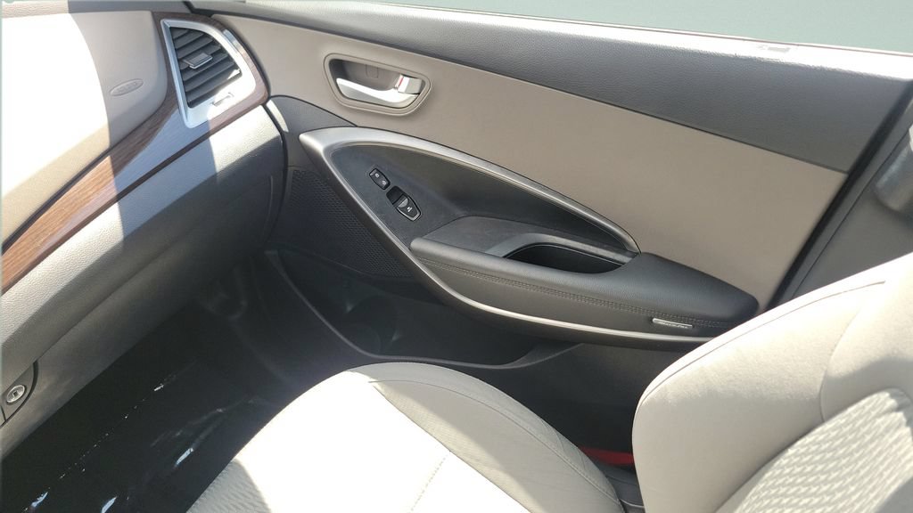 Used 2017 Hyundai Santa Fe SE FWD image 13