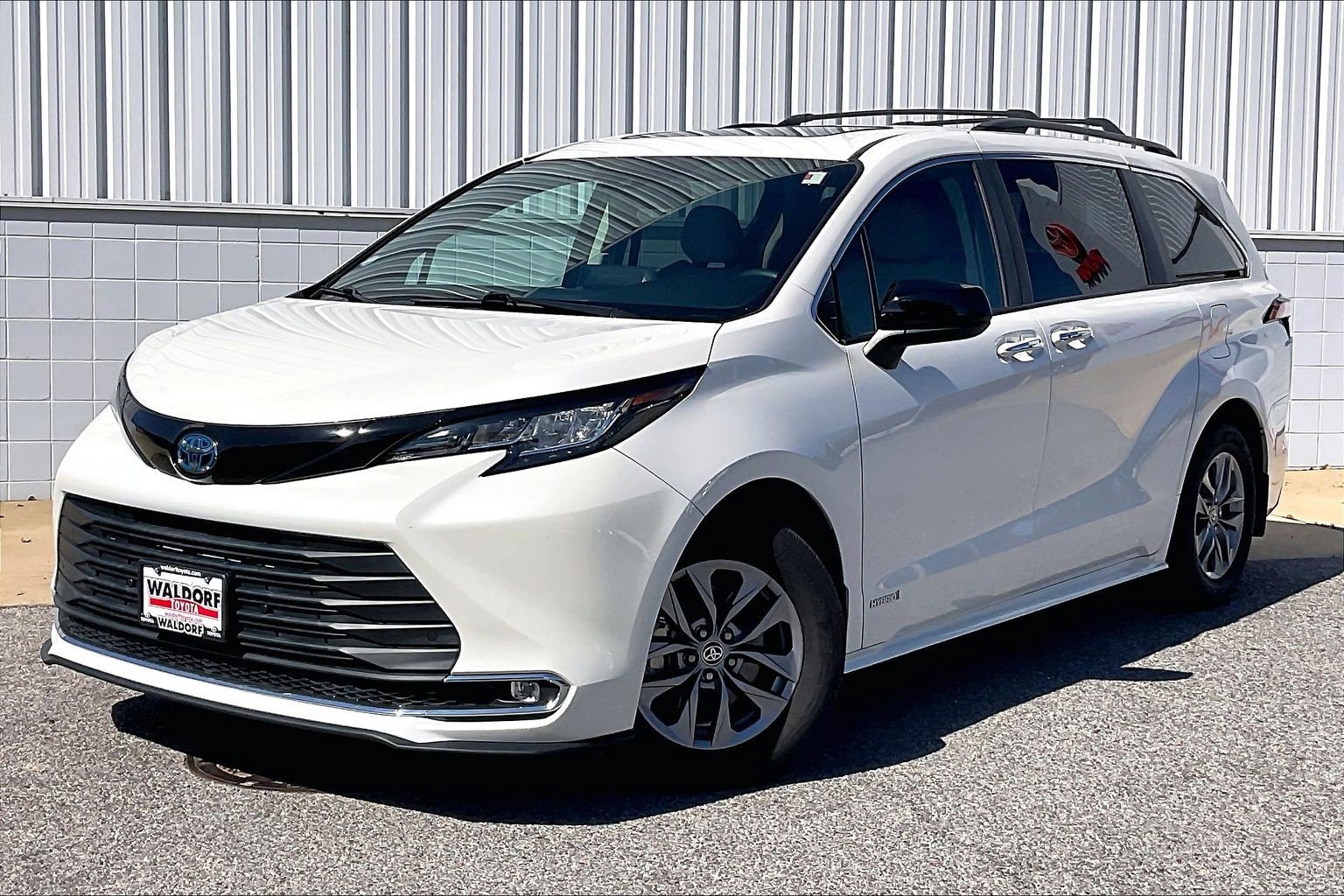 Used 2021 Toyota Sienna XLE w/ XLE Plus Package AWD/4WD image 2