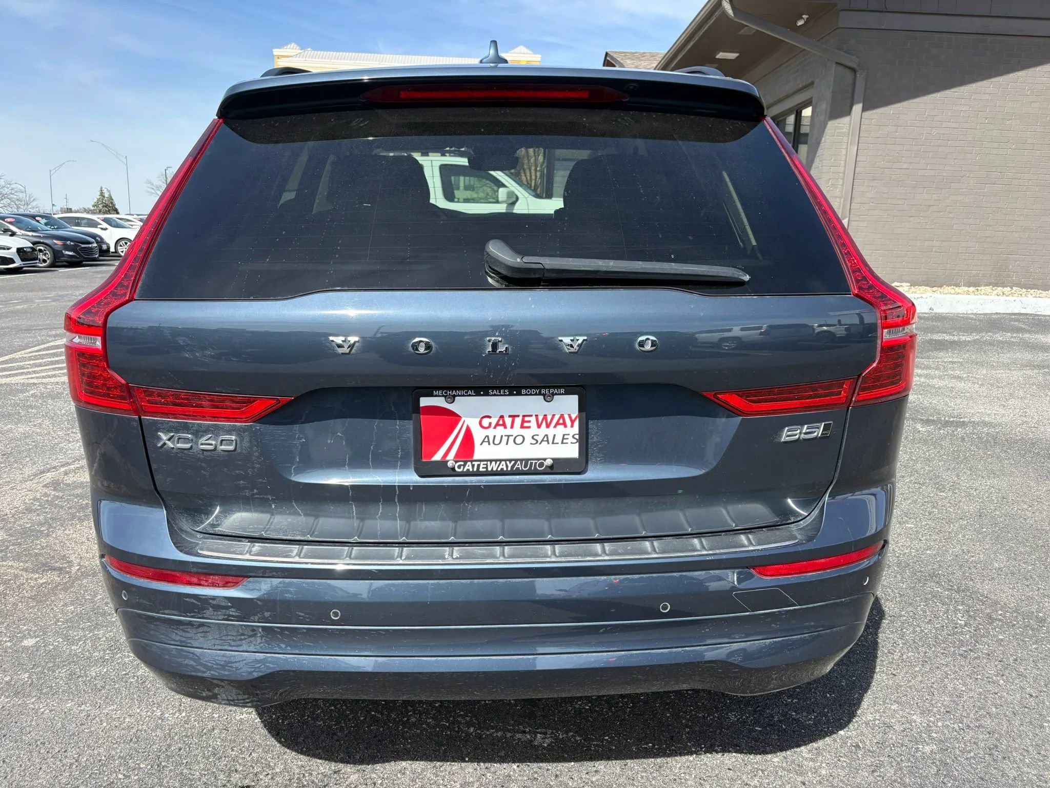 Used 2022 Volvo XC60 B5 Momentum w/ Advanced Package image 4
