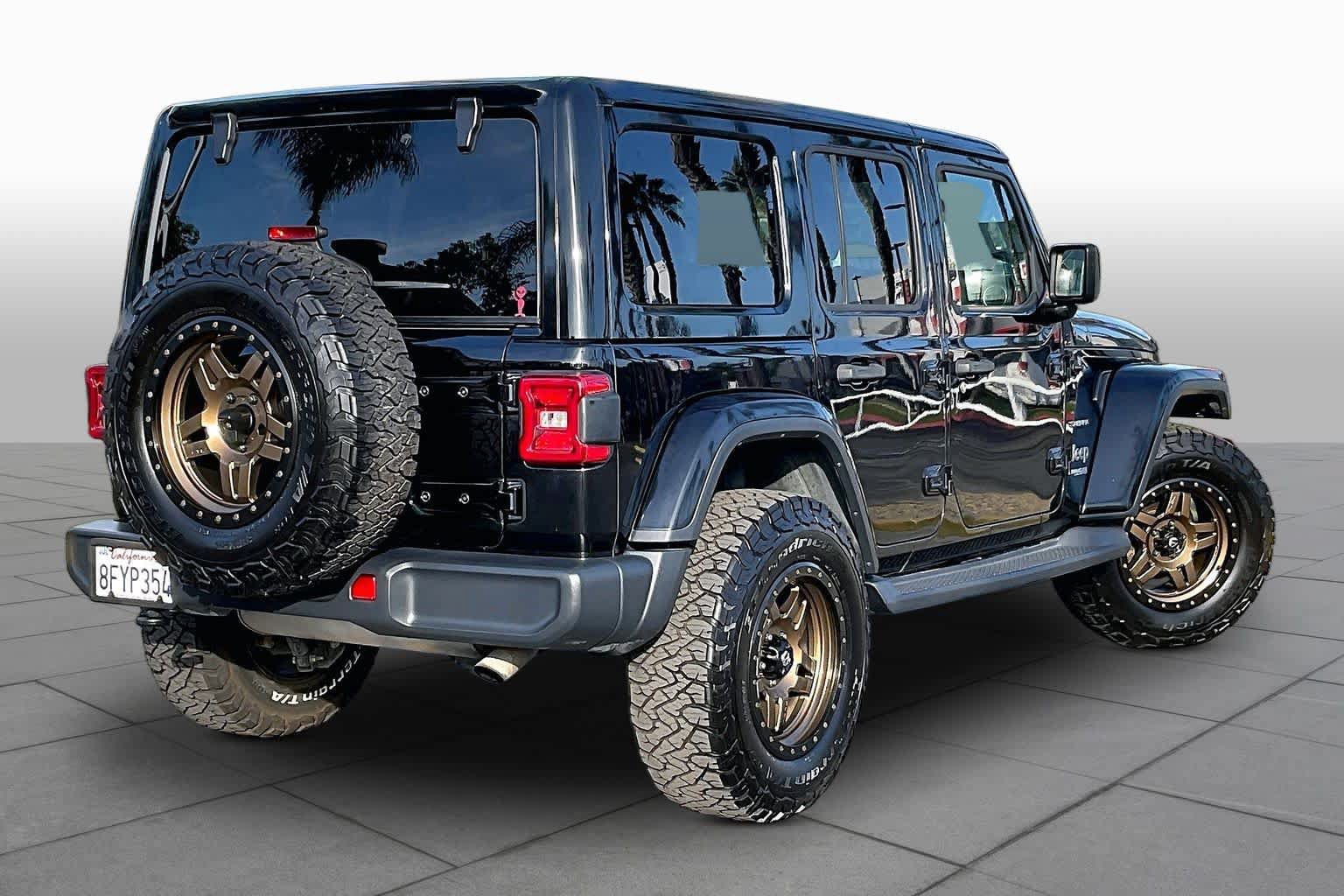 Used 2018 Jeep Wrangler Unlimited Sahara AWD/4WD image 11