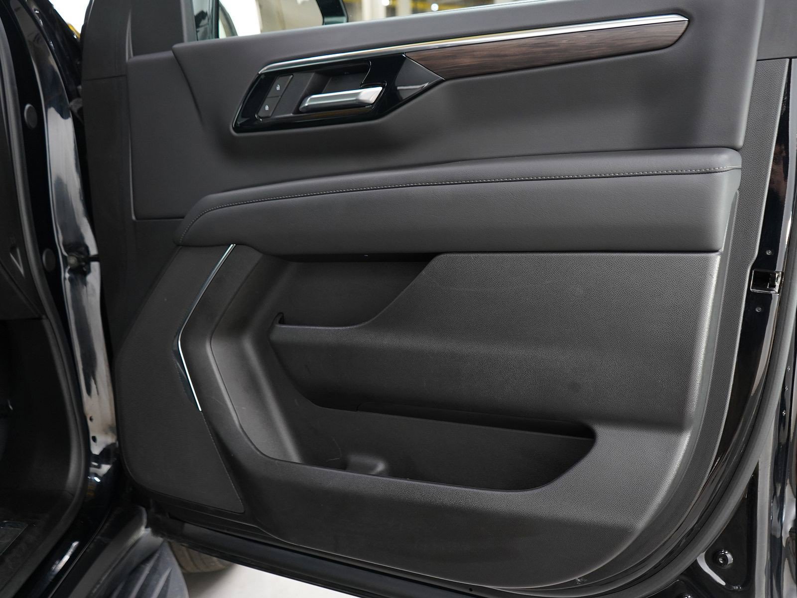 Used 2025 Chevrolet Tahoe LT AWD/4WD image 9