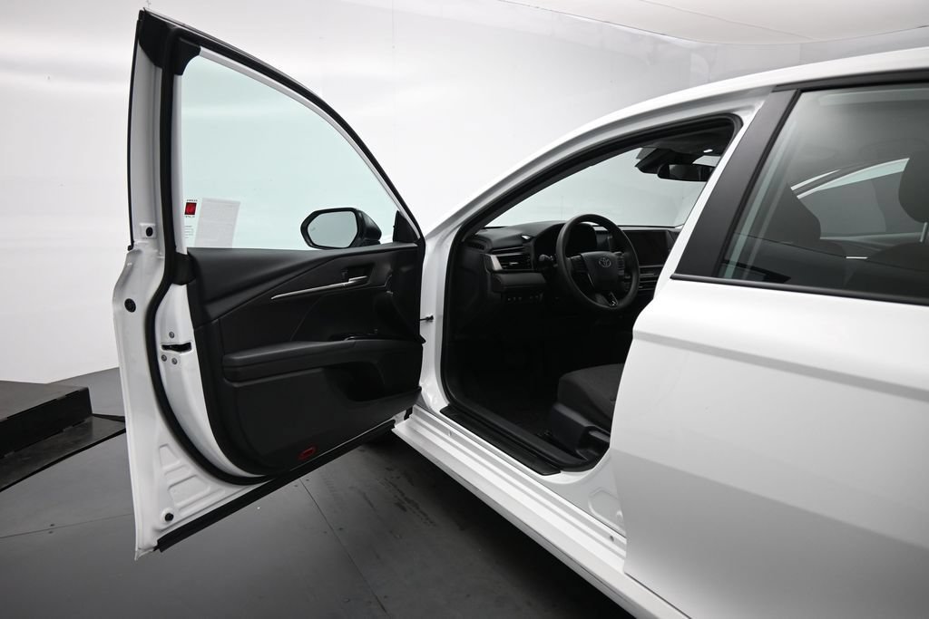 Used 2025 Toyota Camry LE FWD image 9