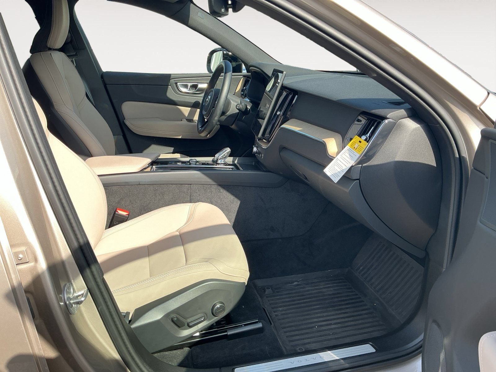 New 2026 Volvo XC60 B5 Plus w/ Protection Package Premier AWD/4WD image 8