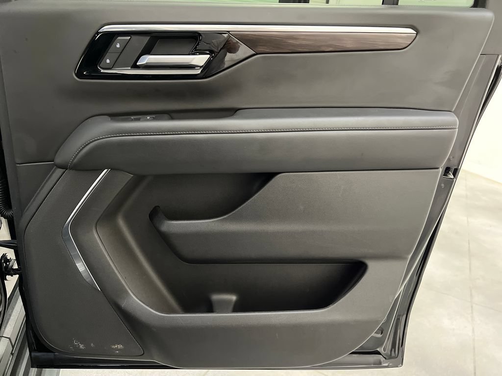 Used 2025 Chevrolet Suburban LT RWD image 29