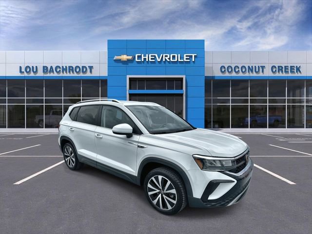 Used 2024 Volkswagen Taos SE image 2