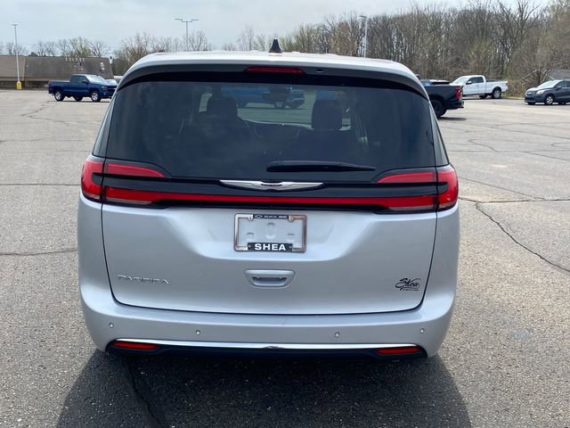 Used 2024 Chrysler Pacifica Touring-L FWD image 5